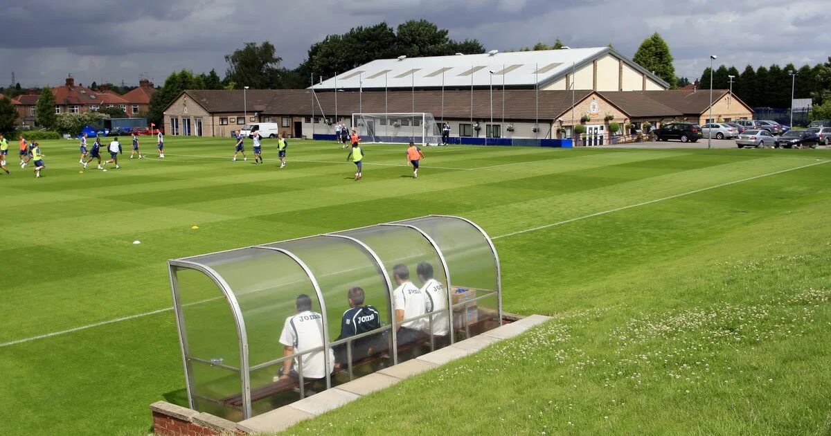 Training grounds. Лилли бридж граунд. Training grounds. Футбольное здание. Спортивное сооружение в саду.