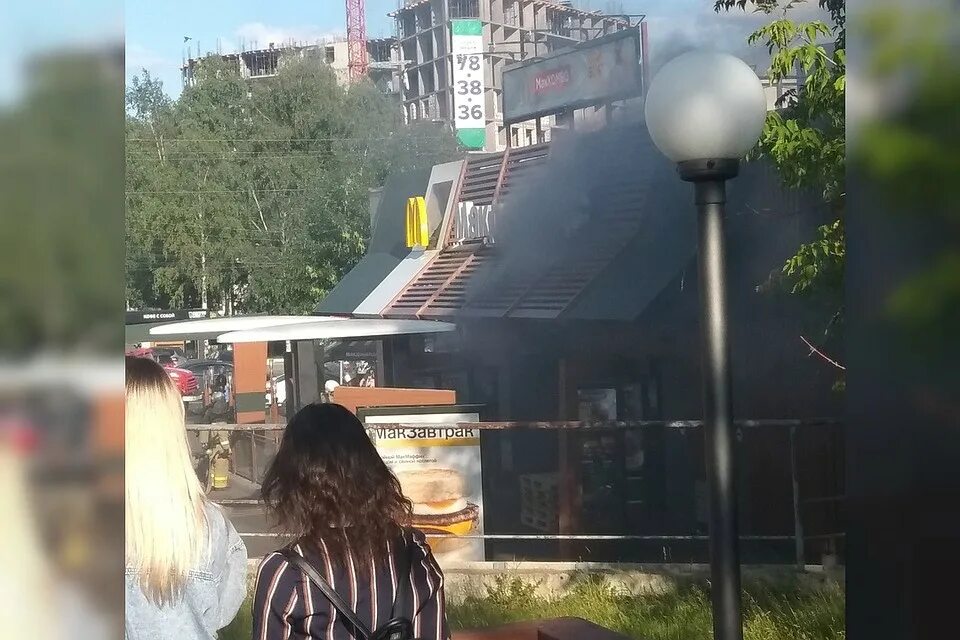 Люди в макдональдсе. Макдональдс женщина обожглась. Макдональдс женщина обожглась. Ожог стеллы либек макдональдс. Макдональдс женщина обожглась.