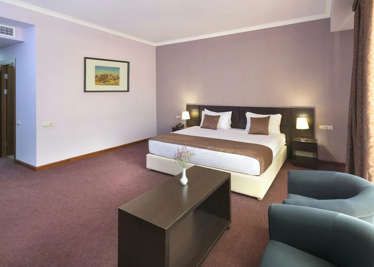 Castle family hotel ереван. Номера телефонов гостиниц в ереване. Отель silachi hotel ереван 3. California hotel yerevan. Интерьер номеров гостиницы ани ереван.