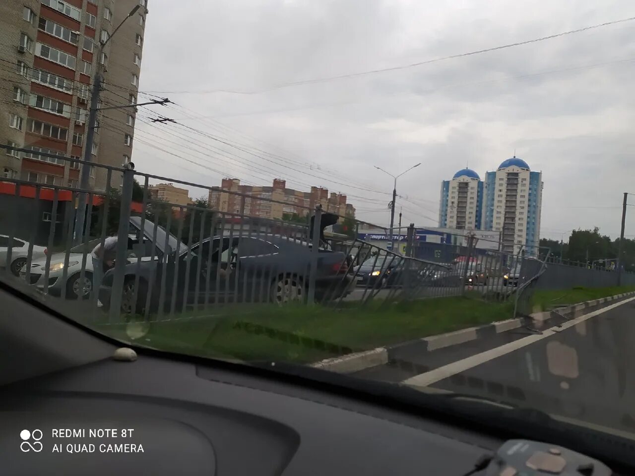 Перекресток Московский проспект Ярославль. Ограждения Московский проспект Ярославль. Забор на перекрестке. Улица слепнёва, 17, Ярославль. Вечерний дом 22.03 2024