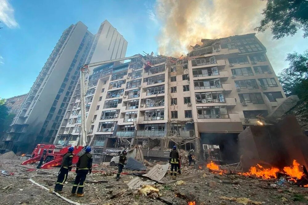 Переехать киев. Киев бомбят 2022. Разрушенный многоэтажный дом. Разрушенные здания в Киеве. Обстрел жилых домов.