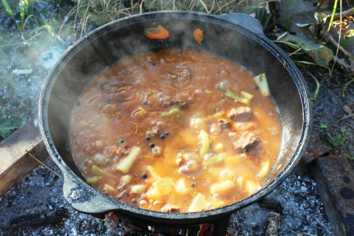 Шурпа в казане на костре из баранины. Шурпа в казане на костре. Шурпа шулюм. Суп Шурпа на костре в казане. Шулюм на костре в казане.