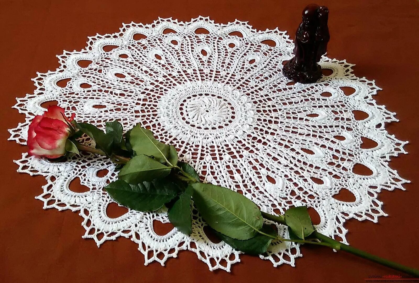 Салфетки крючком с объемными цветами. Объемная вязаная салфетка. Вязаные салфетки крючком. Салфетки крючком. Мк салфетка doily.