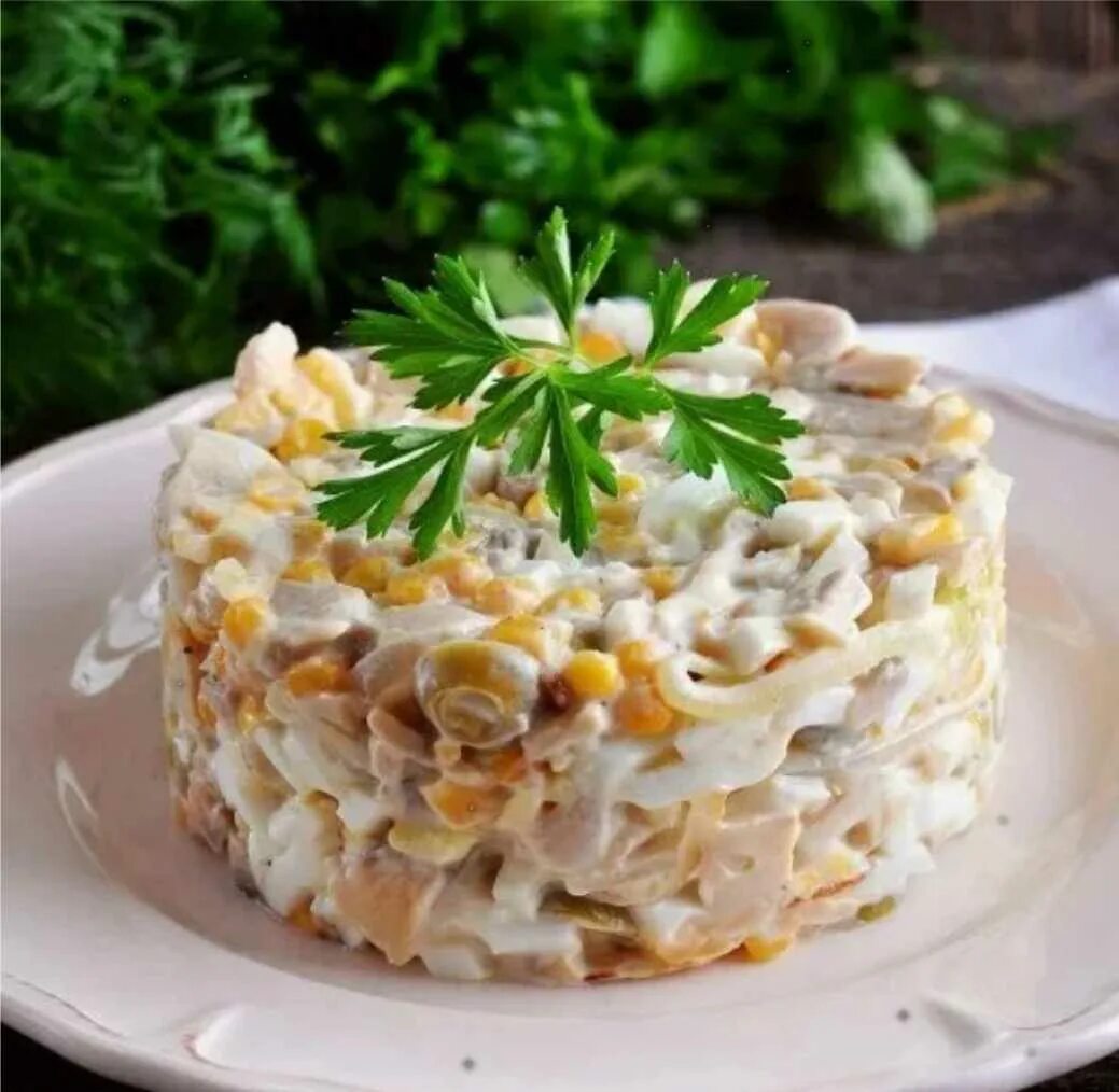 Салат курица копченая грибы сыр яйца. Салат. Салат с курицей и грибами. Салат с шампиньонами. Слоёный салат с курицей и грибами.