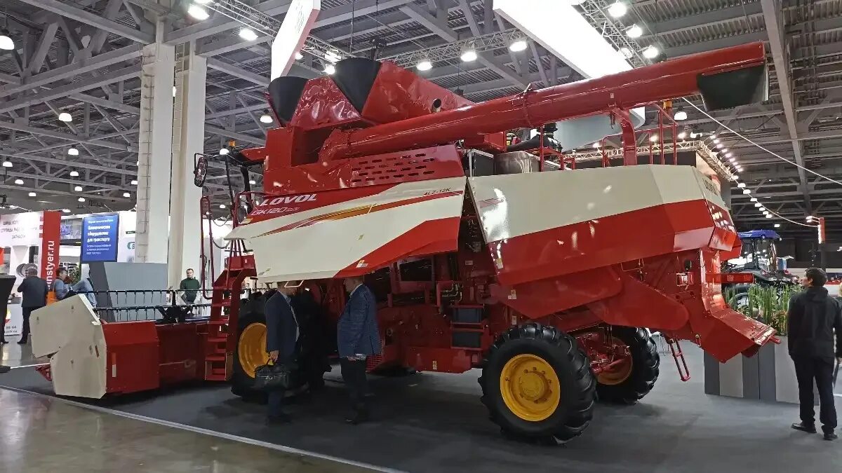 Брянсксельмаш gs12. Комбайн гомсельмаш 2124. Комбайн акрос 161. Комбайн пересвет. Комбайн пересвет.