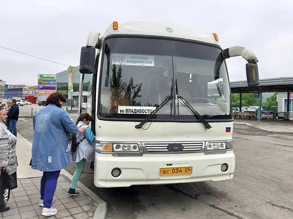 Автобус арсеньев аэропорт. Автобус 506 владивосток. автобус 506 владивосток находка. автовокзал владивосток. автобус лесозаводск владивосток 511.