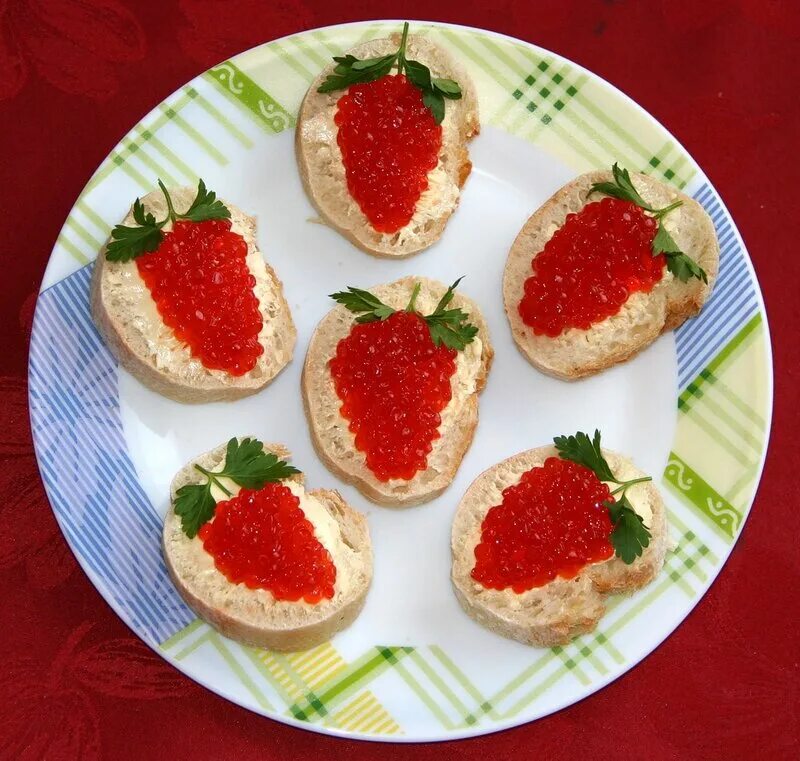 Бутерброды на праздничный стол. Красивые бутерброды с икрой. Украшение бутербродов с икрой. Украшение бутербродов с икрой. Красивые бутерброды.