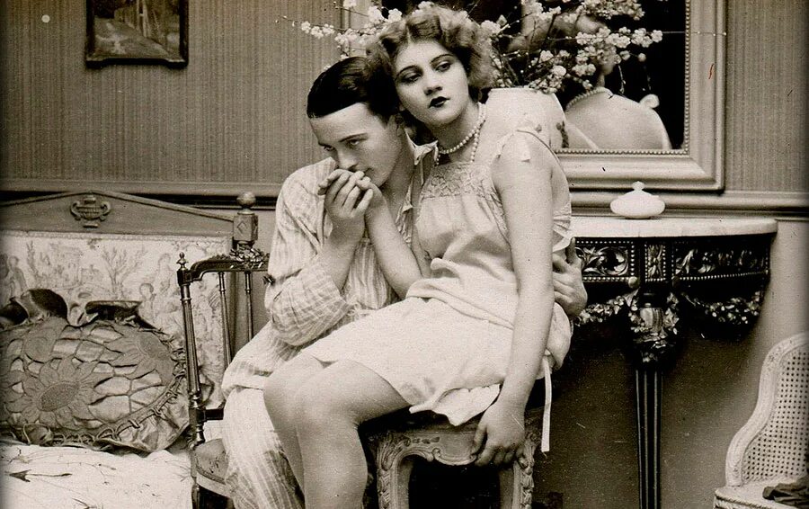 Ретро женщины с мальчиками. Мужчина и женщина ретро. ретро фотографии женщин. публичный дом ретро. ретро жена.