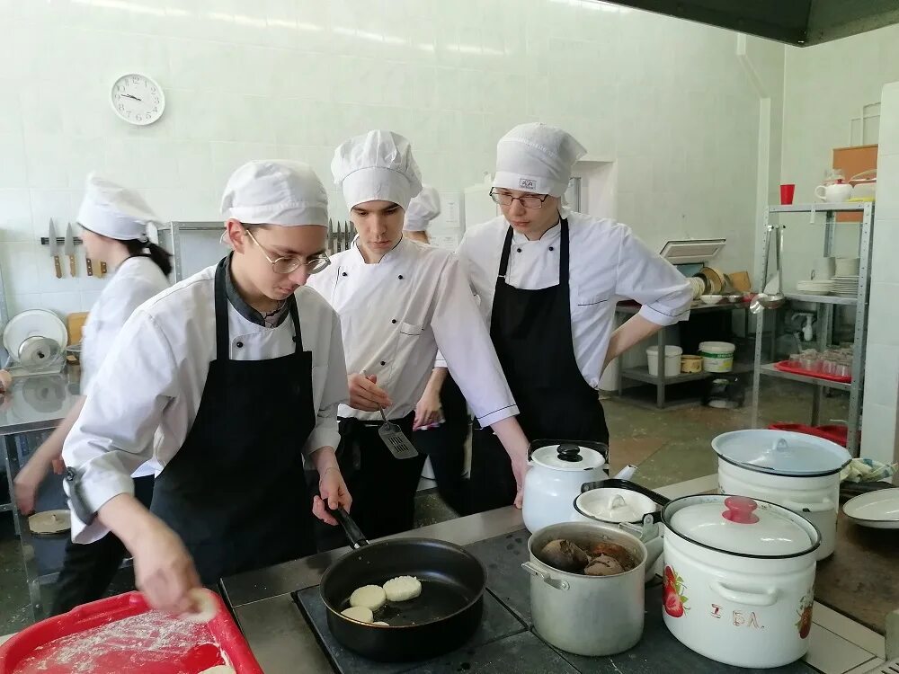 Программа профессия 43. Квалификация повара. Программа профессия 43. 01 09 повар кондитер. Повар кондитер.