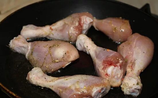 Сколько минут варится куриная. Вареные куриные ножки. Отварная голень курицы.