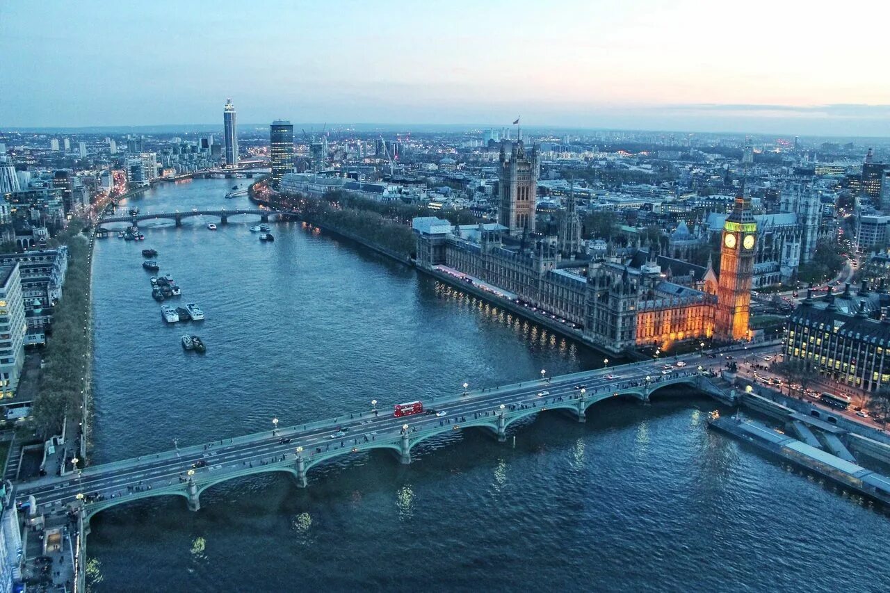 In 1698 a number of londoners. Река Темза в Великобритании. Река Темза (Thames). Река Thames в Лондоне. Темза Лондон река Великобритания город.
