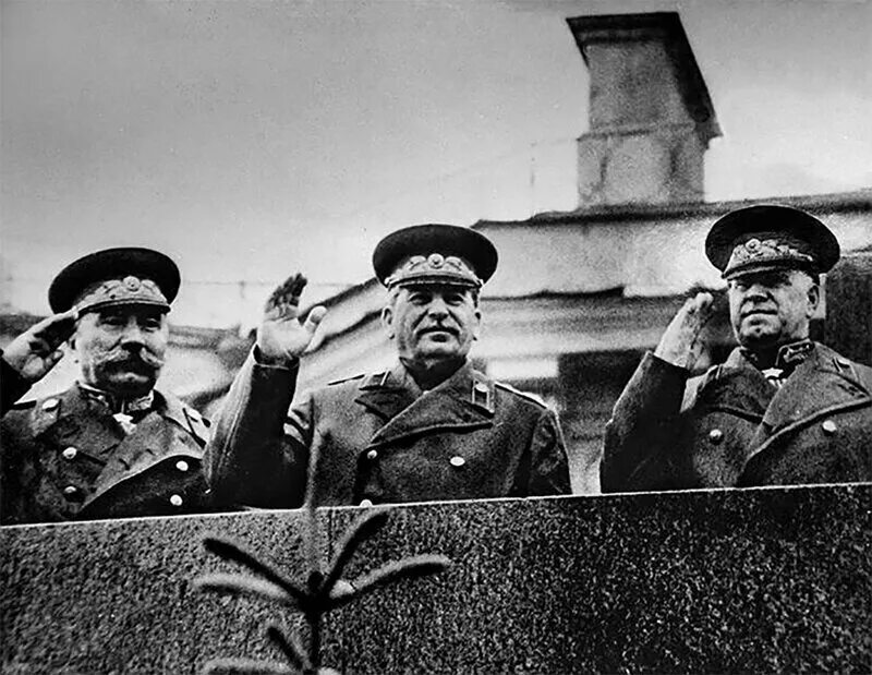 Сталин иосиф виссарионович на параде победы. Сталин 24 июня 1945. Сталин иосиф виссарионович на параде победы. Парад 45 года. Парад 45 года на красной площади.
