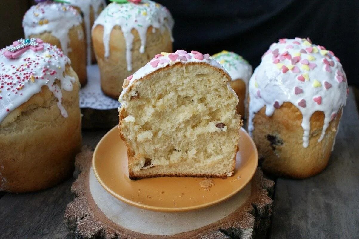 Самый простой рецепт кулича на пасху. Старообрядческий Пасхальный кулич. Глазировка куличей пасхальных. Кулич Александрийский Пасхальный. Маленькие куличи.