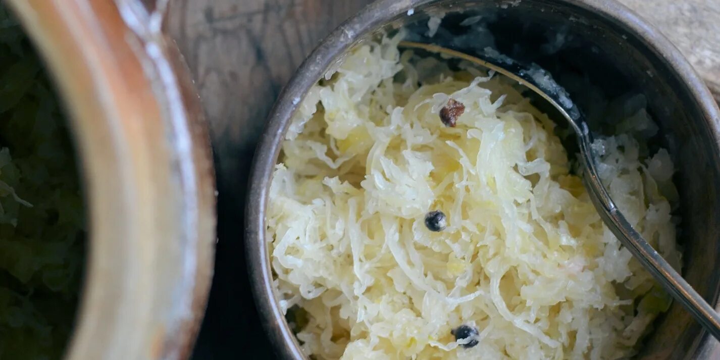 Плесень при квашении капусты. Плесень на квашеной капусте. Квашеная капуста рассол. Квашеная капуста потемнела. Плесень при квашении капусты.