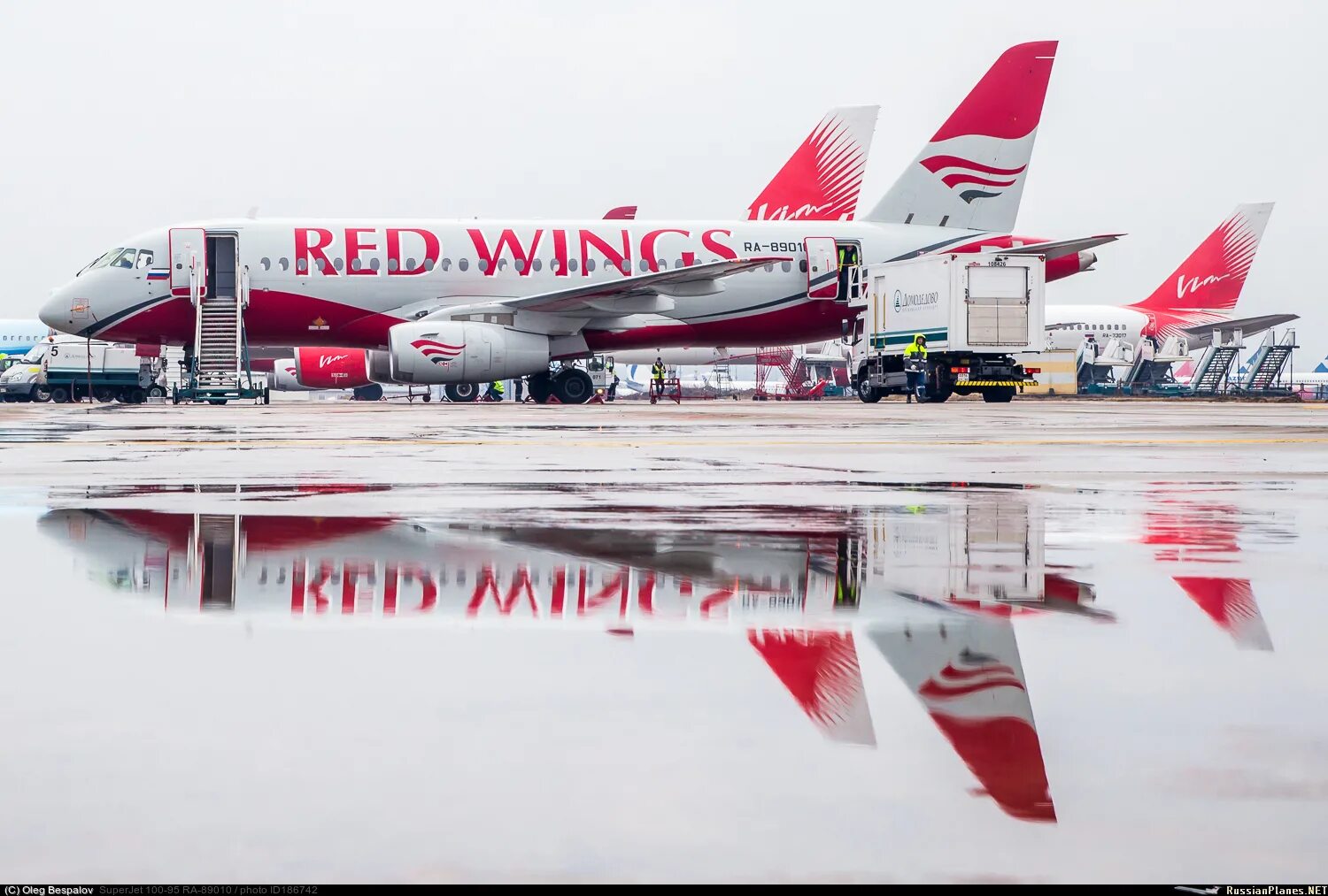 Боинг 777 ред Вингс. Самолеты ред Вингс Боинг. Самолёт Red Wings 777. B772 самолет Red Wings. Купить билеты на самолет red wings