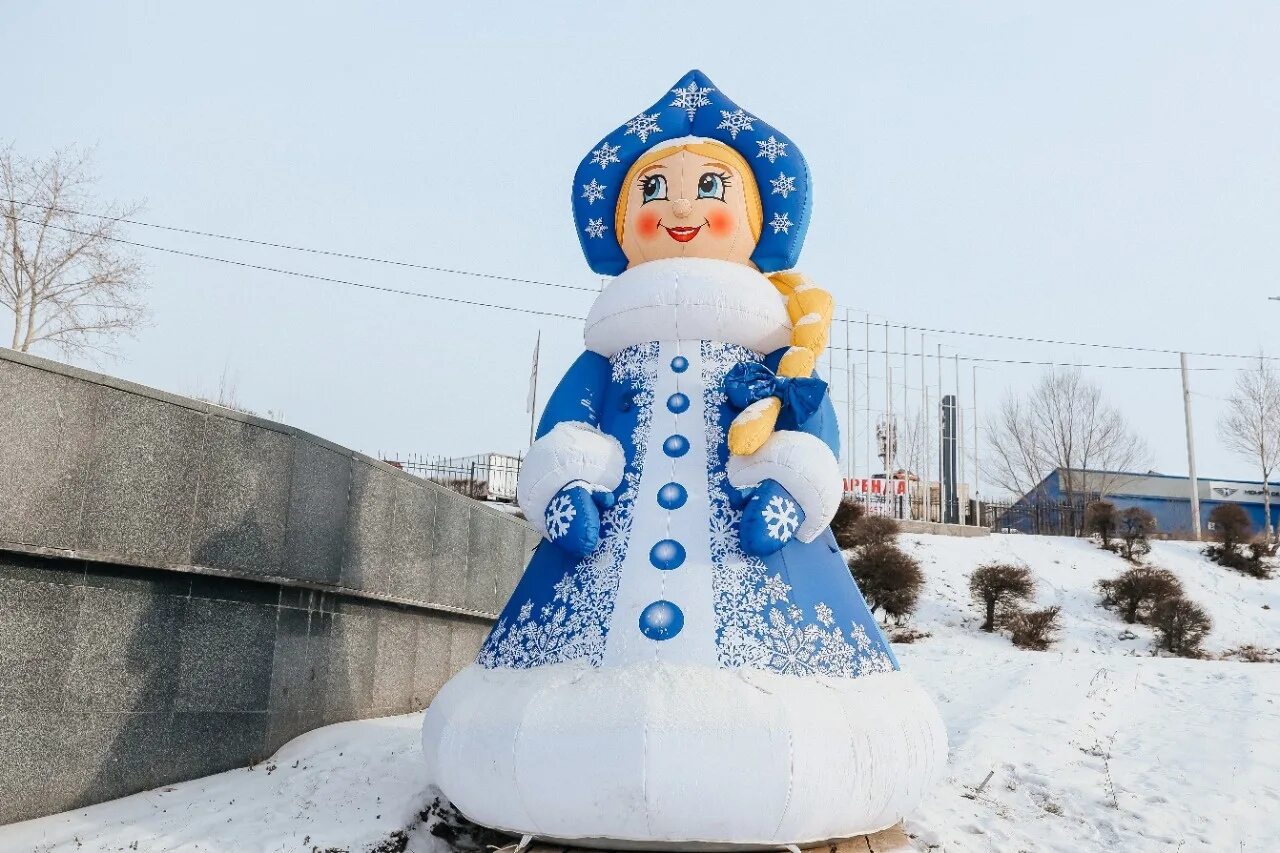Снегурочка улан удэ. Надувной дед мороз. Костюм деда мороза и снегурочки. Дед мороз. Мать бурятия памятник.