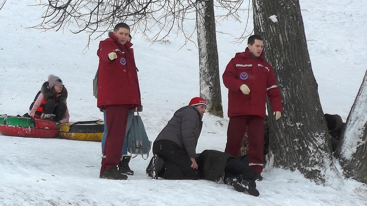 Травмы на Горках зимой. Тюбинг травмы. Катание на ватрушках.