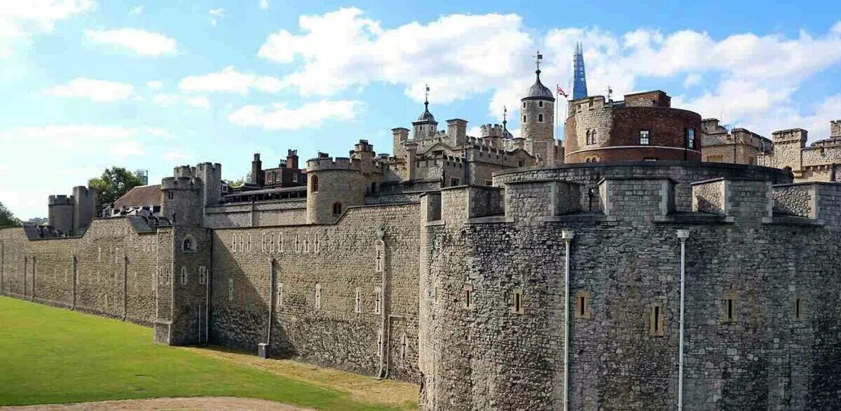 Лондонский тауэр приведения. Призрачная башня (таиланд - бангкок). Башня саторн бангкок. Лондонский тауэр призраки. Небоскреб sathorn unique tower.