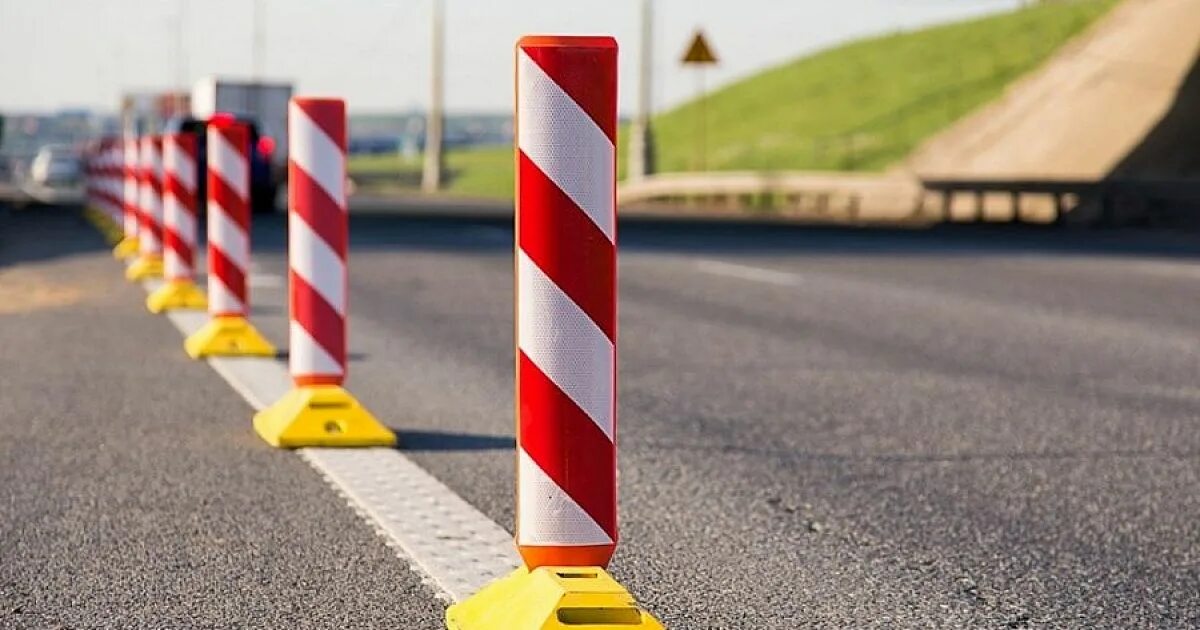 Делиниатор дорожный дл-1000. Сепаратор дорожный делиниатор. Делиниатор полимерпесчаный дпп 1. Дорожный разделитель. 1 средства ограждения солдатик дорожные пластиковые.