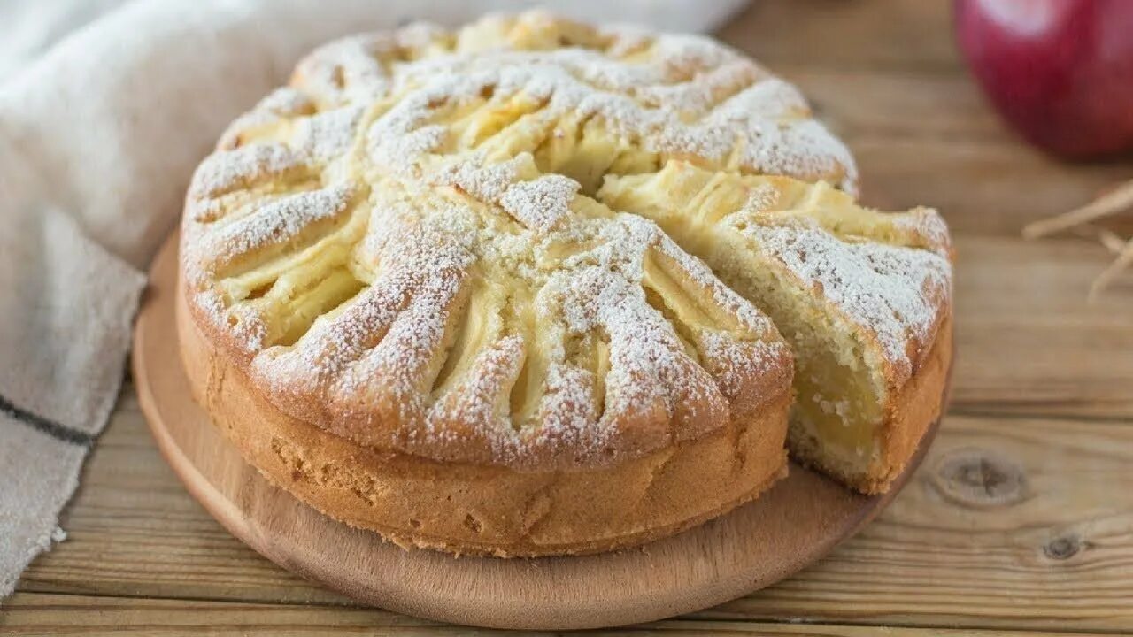 Рецепт шарлотки с рисовой мукой. Шарлотка на рисовой муке. Шарлотка из рисовой муки. Яблочный пирог с рисовой мукой. Шарлотка из рисовой муки.