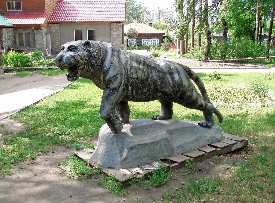 Статуи тигров в Уссурийск. Памятник Амурскому тигру во Владивостоке. Уссурийский тигр памятник. Памятники для животных.