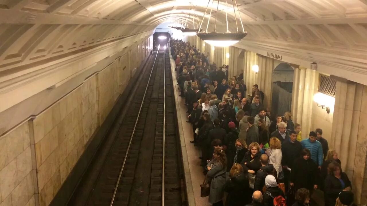 Театральная (станция метро, Москва). Москва метрополитен станция Театральная. Театральная станция метро час пик Москва. Театральная Замоскворецкая линия. Км в час в метро