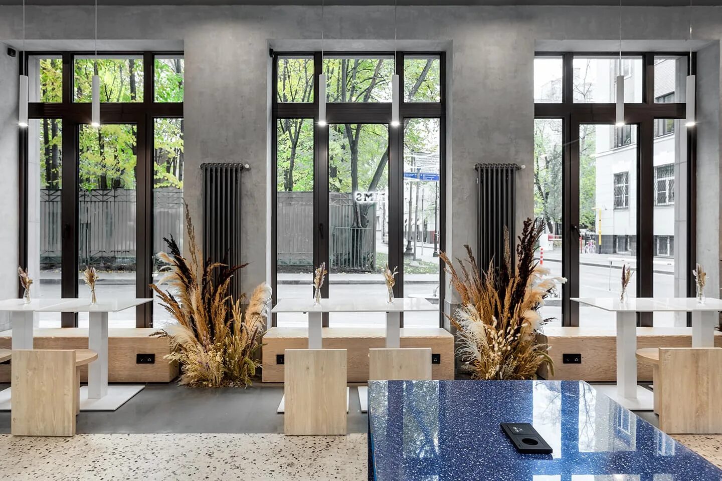 Горшок в студии. Design mate. Дизайнер горшков. Интерьер офиса. Интерьер в пим сити.