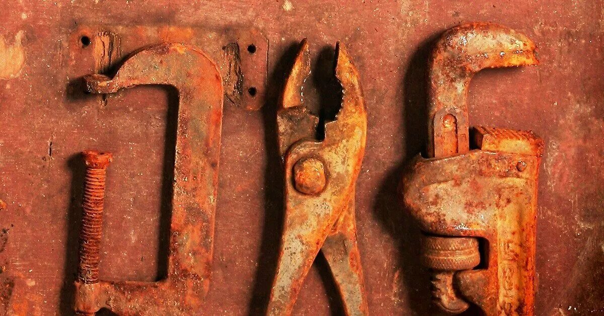 Rust tools. Ржавые инструменты. Ржавые вещи. Ржавые предметы. Ржавчина на инструменте.