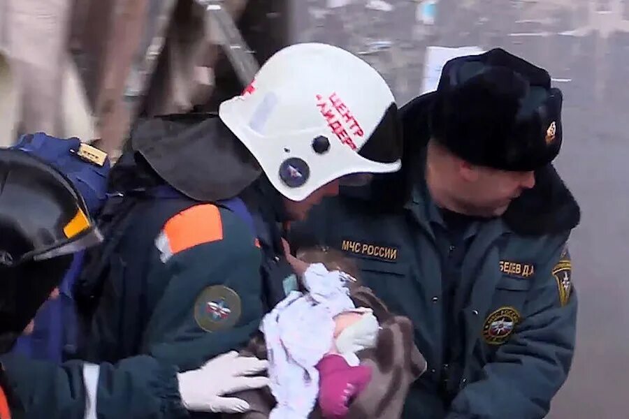 Мама обнимает ребенка под обломками крокус. МЧС России спасение ребенка. Дети спасатели. МЧС спасают людей из под завалов. Взрыв в Магнитогорске спасение младенца.