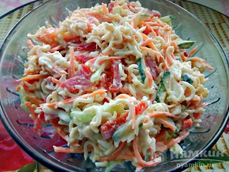 Роллтон с крабовыми палочками. Салат из лапши быстрого приготовления. Салат из роллтона с колбасой. Салат с крабовыми палочками и булгуром. Салат с роллтоном и крабовыми палочками.