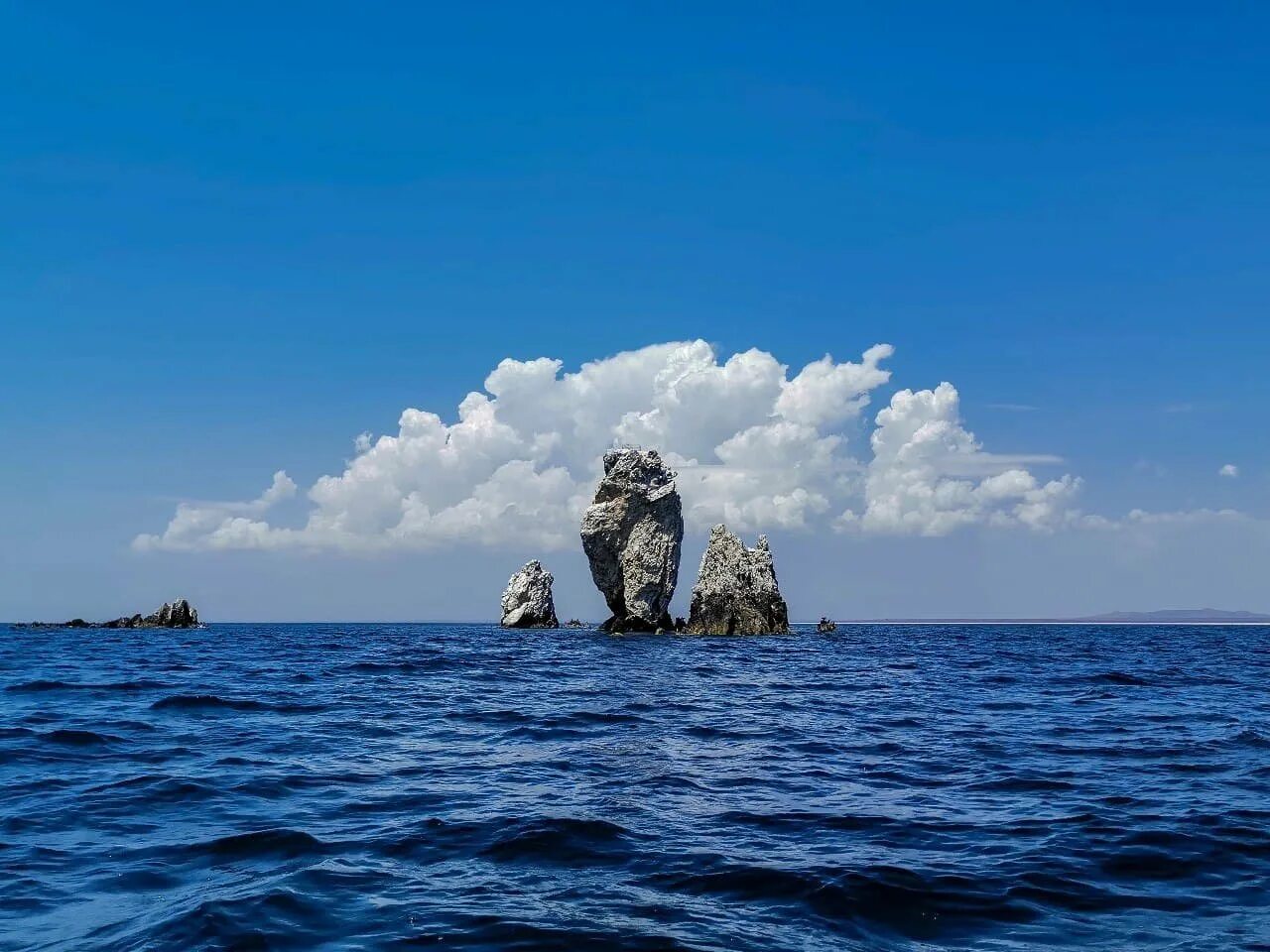 Мыс опук скалы корабли. Середина черного моря. 5 дней в черном море. 5 дней в черном море. Черное море.