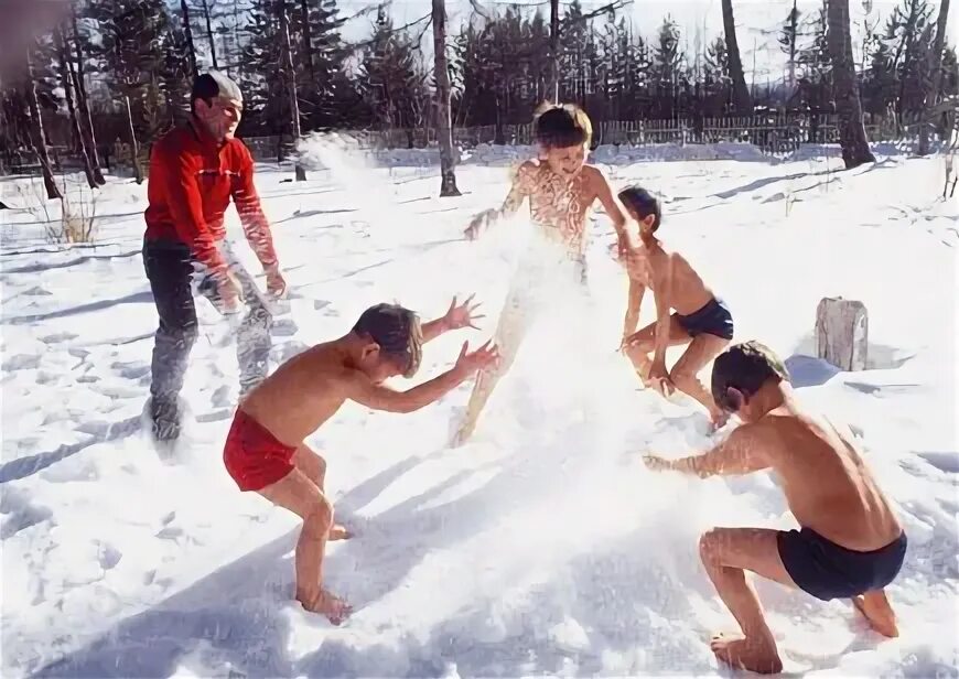 Дети катаются на коньках на байкале. Презентация польза снега. Как снег укреплять здоровье. Лыжники дети. Катание на лыжах в лесу.