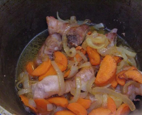 Тушеная картошка с свиными ребрышками в кастрюле. Свиные рёбрышки с картошкой тушеные на сковороде. Картошка тушеная с ребрышками свиными. Картошка тушеная с ребрышками свиными. Ребра тушеные с картошкой в казане.