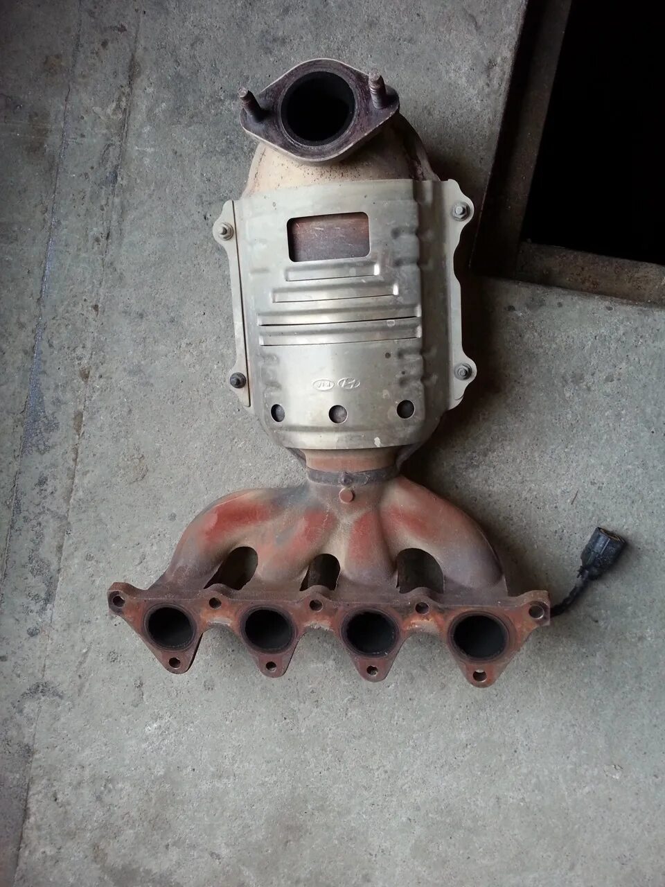 Hyundai accent 2008 катализатор. Катализатор хендай элантра 4. 6. Прокладка под катализатор хендай акцент. Катализатор акцент 16 клапанов.