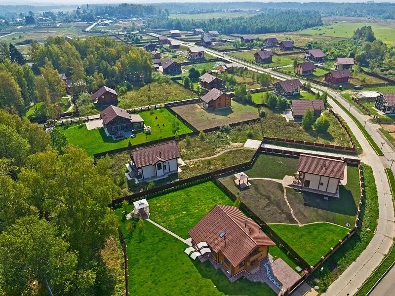 Руза фэмили парк. Поселок руза отзывы. Изумрудный город поселок руза. Коттеджный поселок руза фэмили. Белая руза поселок.
