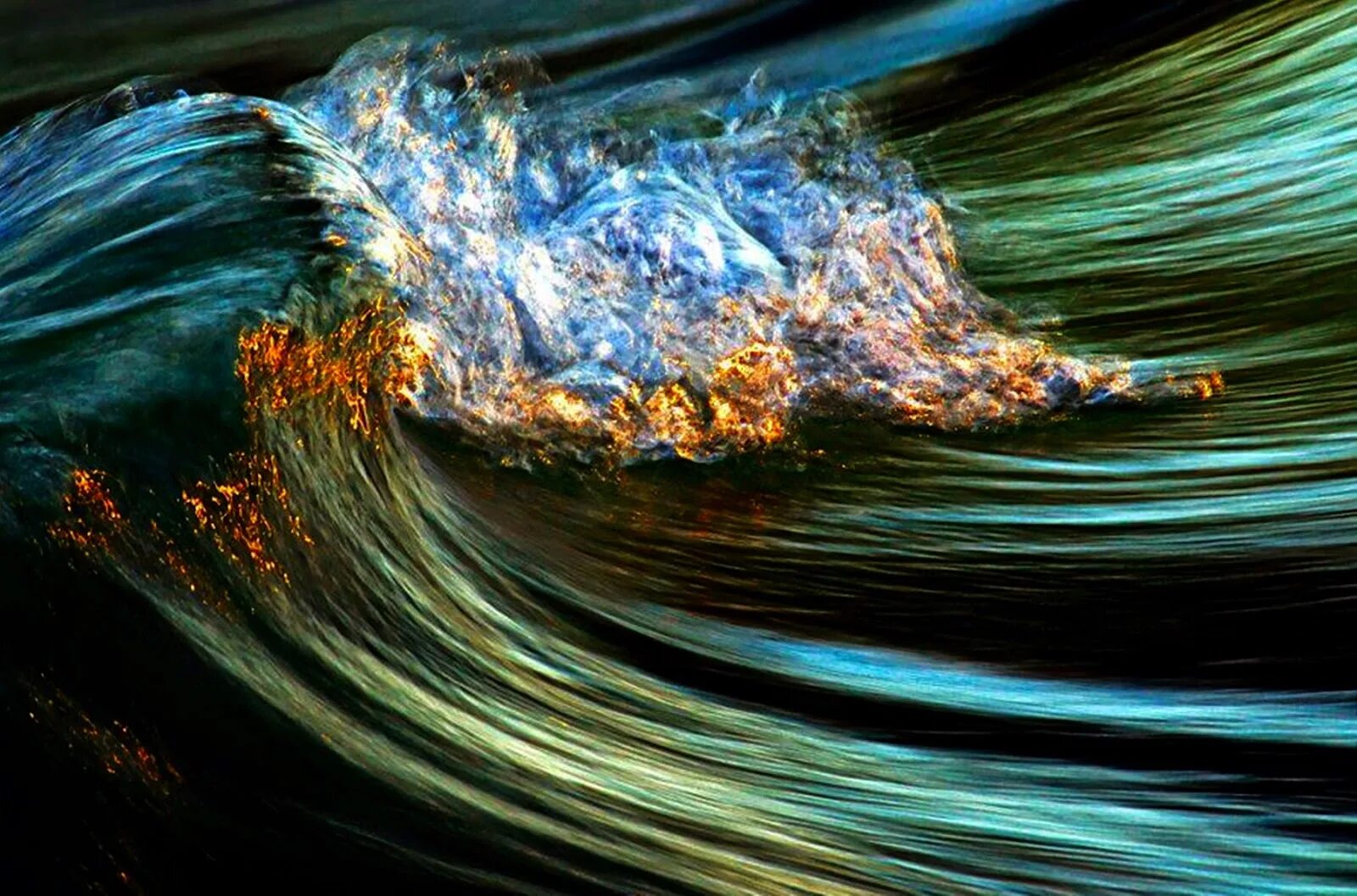 море, волны. водопад солнце. живой поток. вода в природе. океан волны.