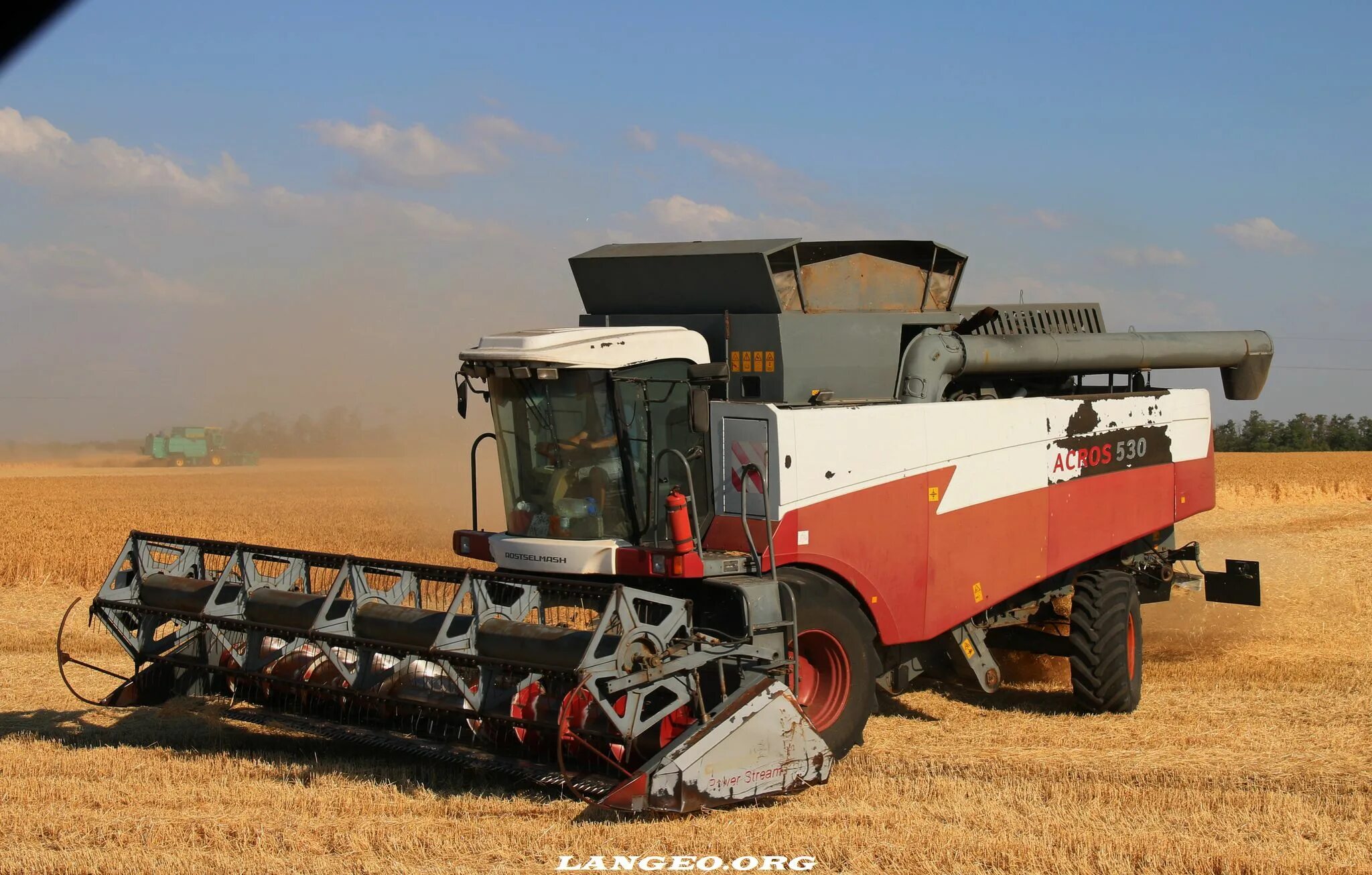 Комбайн акрос 530. Комбайн ростсельмаш акрос 530. Зерноуборочный комбайн акрос 580. Комбайн ростсельмаш акрос 530. Агрос 530.