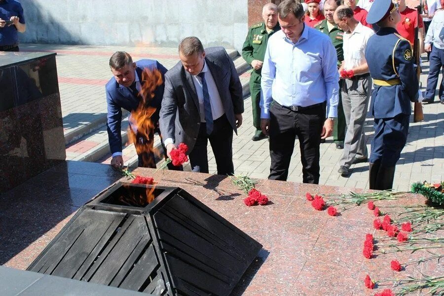 Возложение цветов к могиле неизвестного солдата. 9 мая день памяти и почестей в узбекистане. Возложение цветов на воскресенском кладбище. Возложение цветов в день памяти и скорби 22 июня. Возложение цветов к братской могиле.