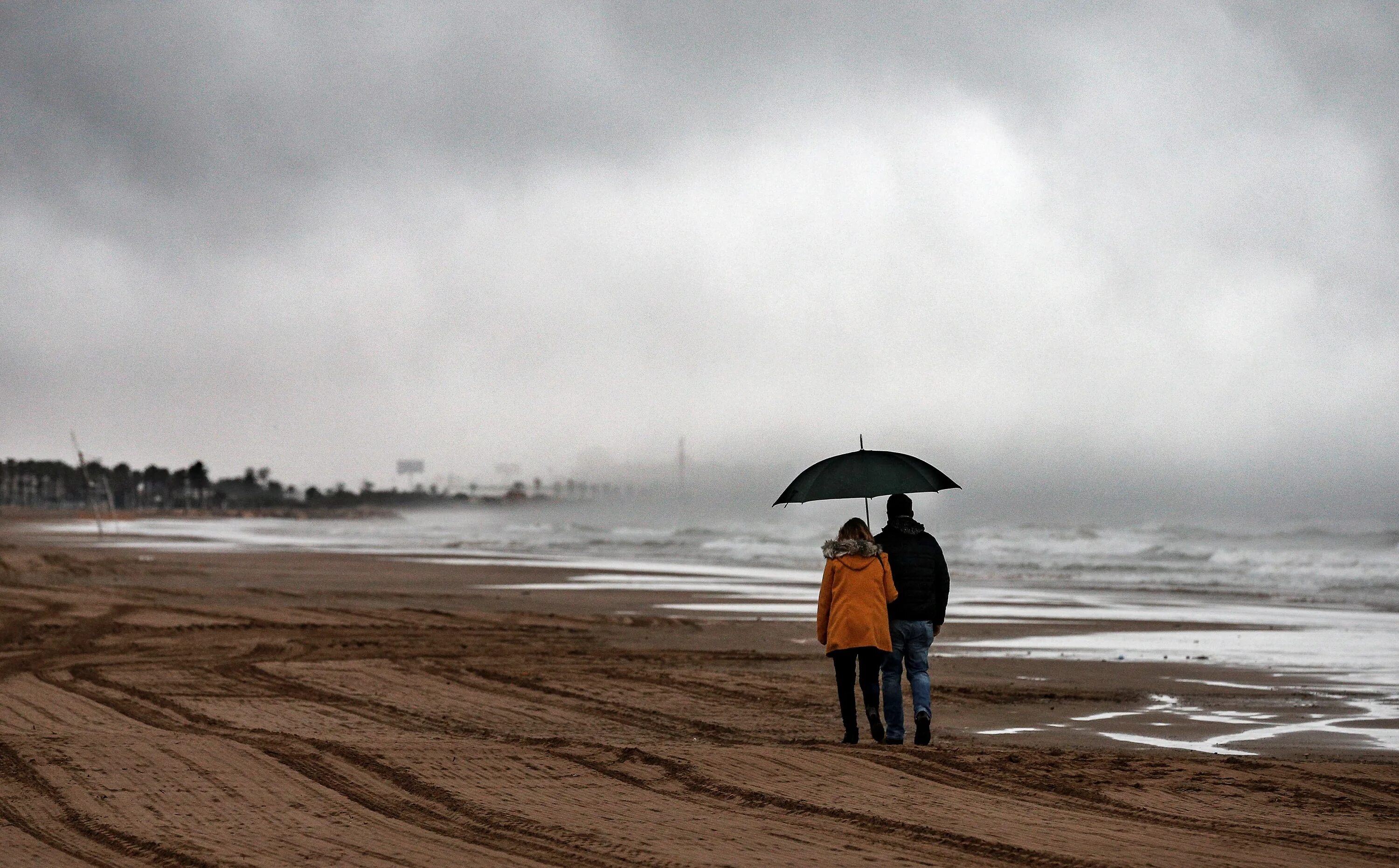 Rain beach. Дождь на пляже. Море пляж дождь. Захолустный пляж дождь. Либерия пляж в дождь.