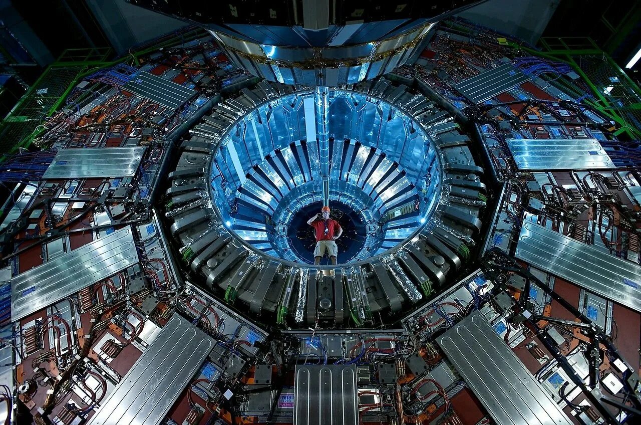 Церн швейцария. Большой адронный коллайдер ЦЕРН. Адронный коллайдер в Швейцарии. Большой адронный коллайдер в Швейцарии. LHCB большой адронный коллайдер.
