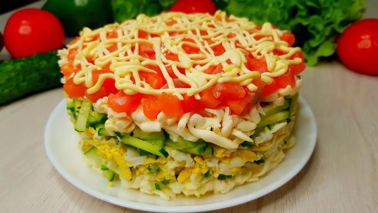 Слоёные салаты на скорую руку. Слоеный салат с крабовыми палочками. Вкусный салат не слоеный. Слоеные салаты. Украшение слоеных салатов.