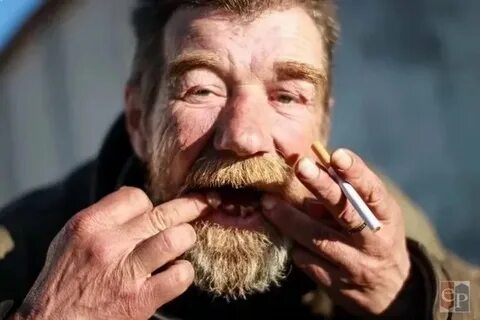 Бомжи курят