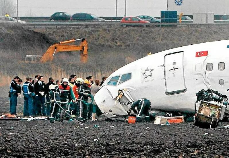 Катастрофа самолёта Boeing 737 в Амстердаме. Боинг 737 авиакатастрофа. Авиакатастрофы boeing