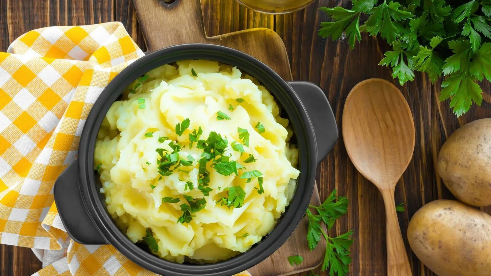 Картофельное пюре в тарелке. Картофельное пюре. картофель пюре. картофельное пюре сверху. гарнир пюре вид сверху.