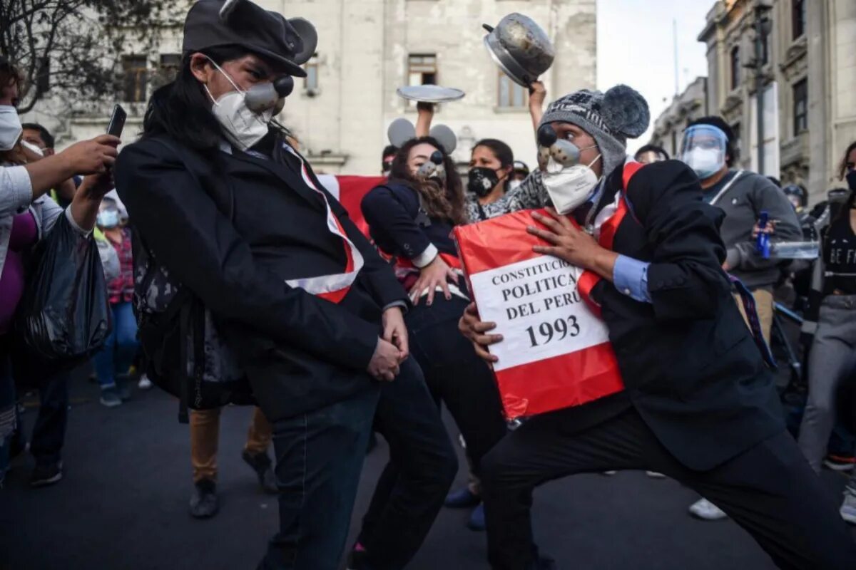 Небольшая группа людей для выражения протеста. Звуки протеста. Косметичка протеста. Атрибуты одежды протеста войны. Легализация наркотиков.