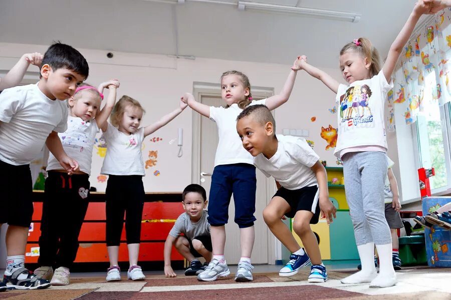 Большая подвижность игры. Дети на физкультуре в детском саду. Дети в подвижной игре в садике. Подвижные игры для детей. Подвижных игр в детском саду.