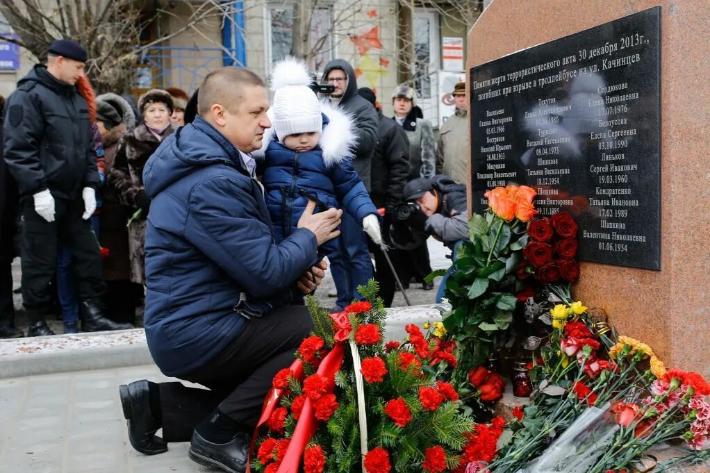 Списки опознанных погибших при теракте. Взрыв вокзала в Волгограде 2013. Теракт в Волгограде вокзал. Теракты в Волгограде в 2013 году троллейбус. Теракт в Волгограде 30.12.13 вокзал.