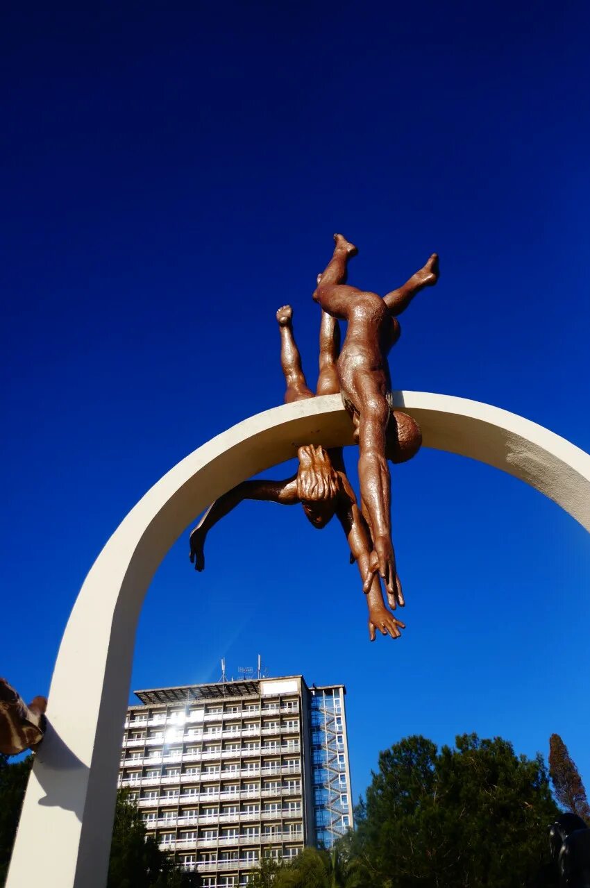 Стелла пицунда. Пицунда ныряльщики скульптура. Курорт пицунда абхазия набережная. Фонтан ныряльщики в пицунде. Пицунда абхазия.