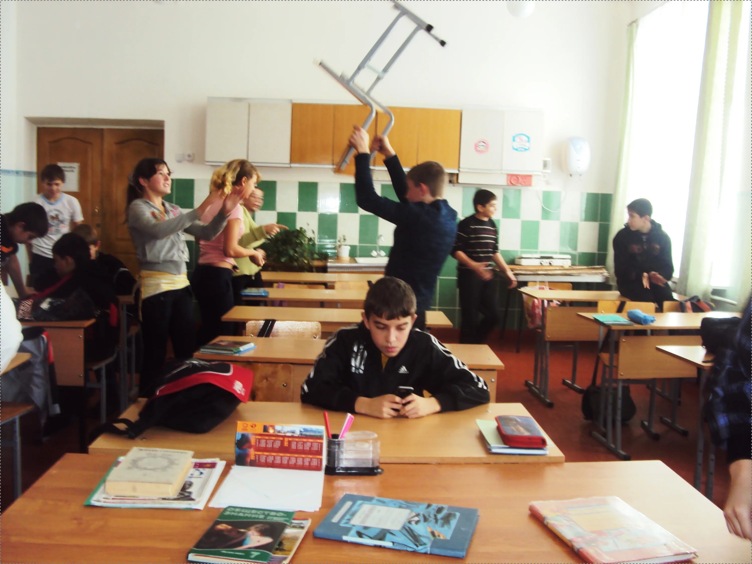 Ученик срывает урок. Перемена в школе. Ученики на перемене в школе. Шум на уроке в школе. Школьники бесятся в классе.