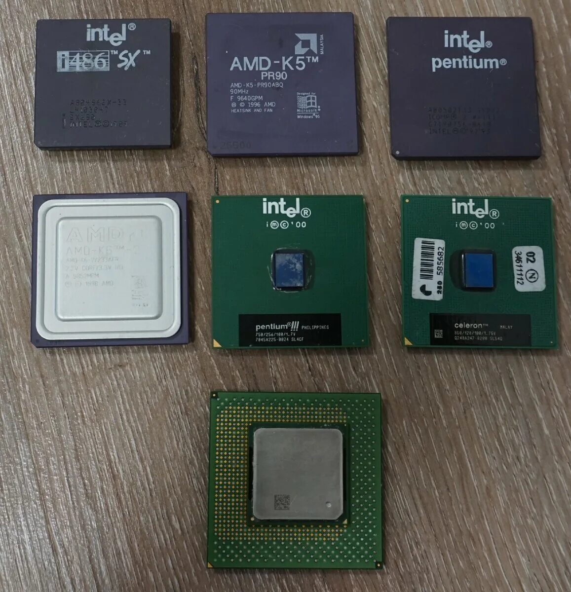 Старые интел. Процессор пентиум 1993. Старые процессоры Intel. Старые процессоры AMD. Старинный процессор.